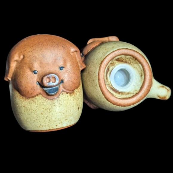 SOLD Vintage Mid Century Modern Happy Pig Shaped Salt and Pepper Shakers - Picture 9 of 9